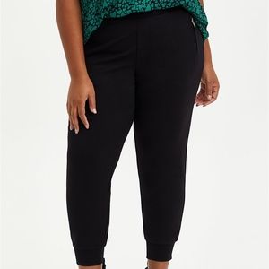 Torrid Relaxed Fit Jogger - Lightweight Ponte in Black - Size 1 (14-16)